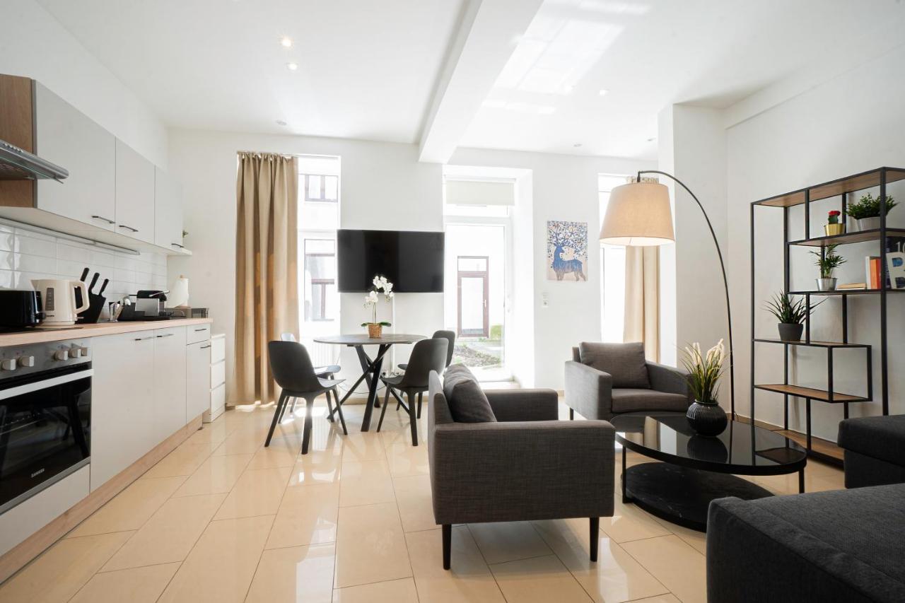 Chic Newly-Renovated Apartment Steps From Subway In Vienna'S Hernals District Bagian luar foto