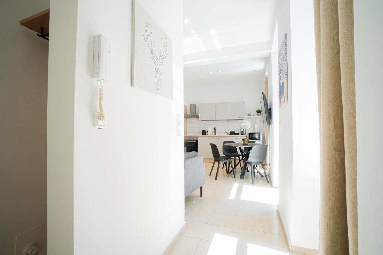 Chic Newly-Renovated Apartment Steps From Subway In Vienna'S Hernals District Bagian luar foto
