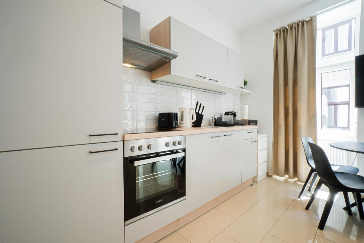 Chic Newly-Renovated Apartment Steps From Subway In Vienna'S Hernals District Bagian luar foto