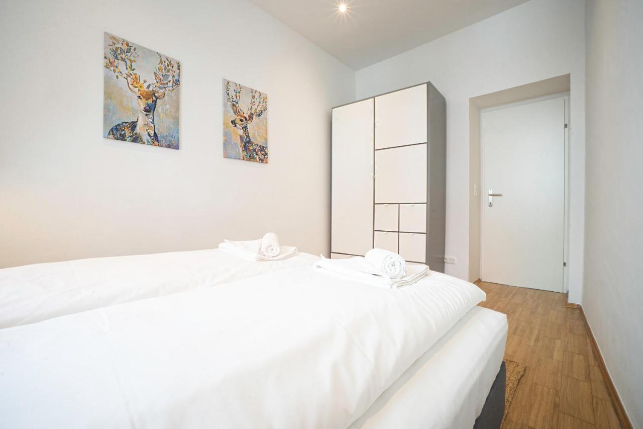 Chic Newly-Renovated Apartment Steps From Subway In Vienna'S Hernals District Bagian luar foto
