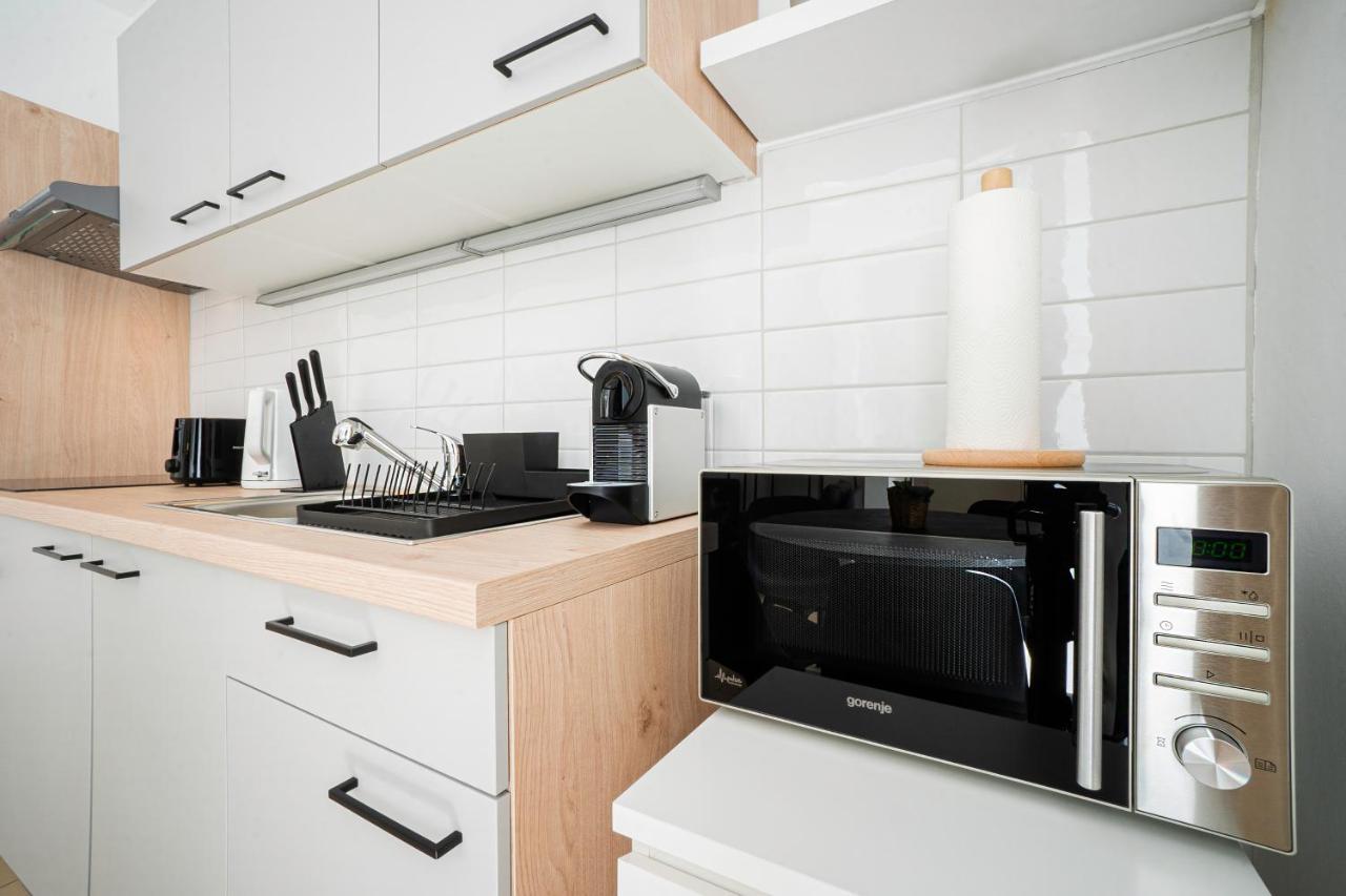 Chic Newly-Renovated Apartment Steps From Subway In Vienna'S Hernals District Bagian luar foto