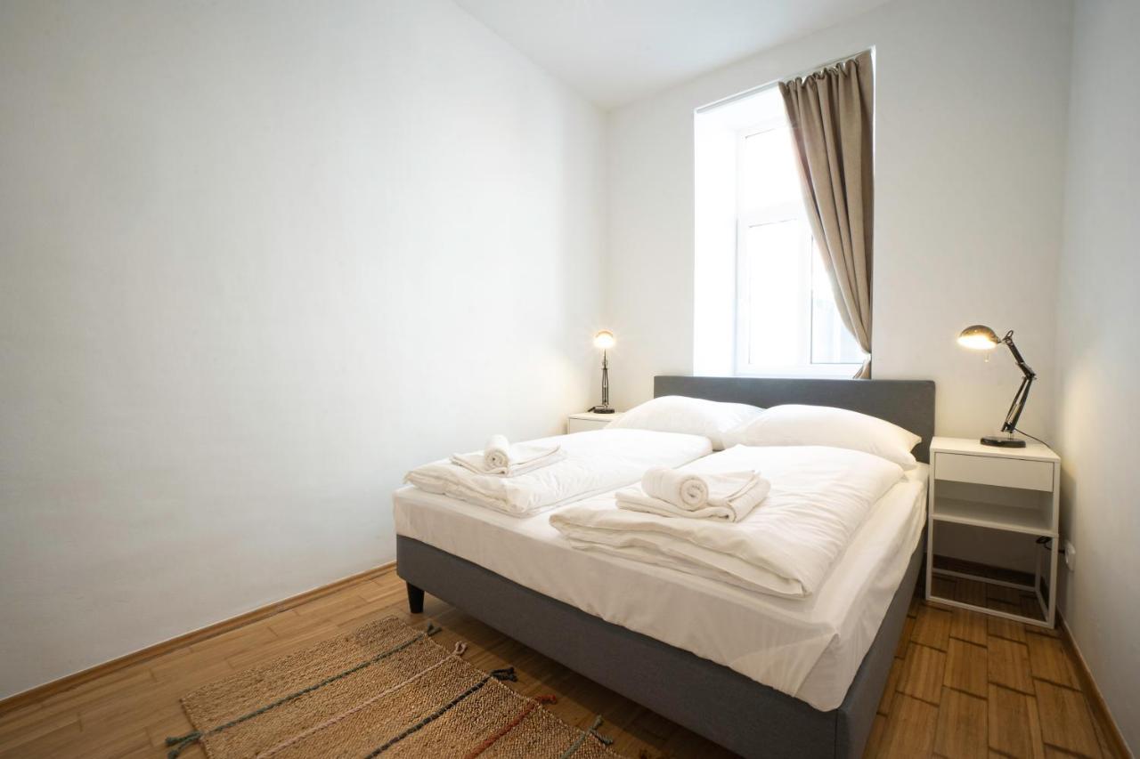 Chic Newly-Renovated Apartment Steps From Subway In Vienna'S Hernals District Bagian luar foto